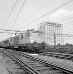 859419 Afbeelding van een electrische locomotief reeks 15 van de N.M.B.S met Franse inox-rijtuigen (T.E.E.) te Amsterdam C.S.